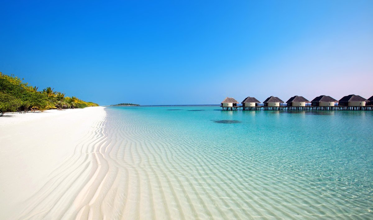 Белоснежный песочек и уютные бунгало в море на Мальдивах. Источник: Яндекс Картинки