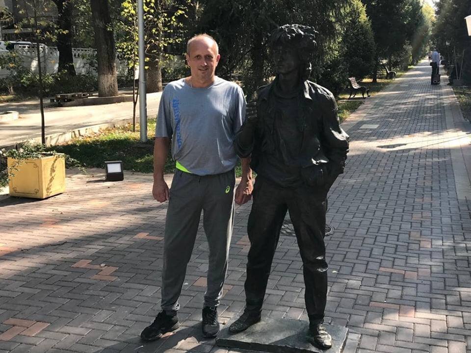 Олег Толмачев у памятника Виктору Цою в Алматы. 2019 год