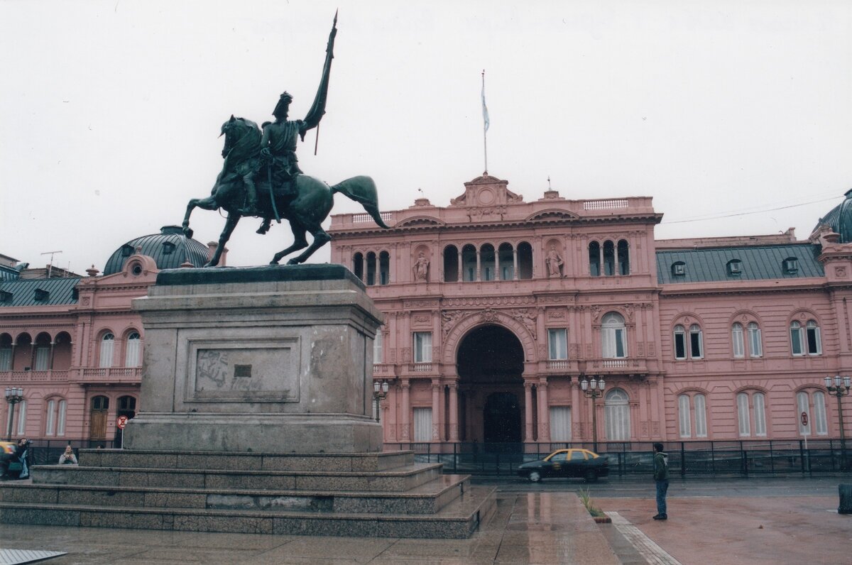 Президентский дворец и памятник генералу М. Бельграно (фото 2006 г.)