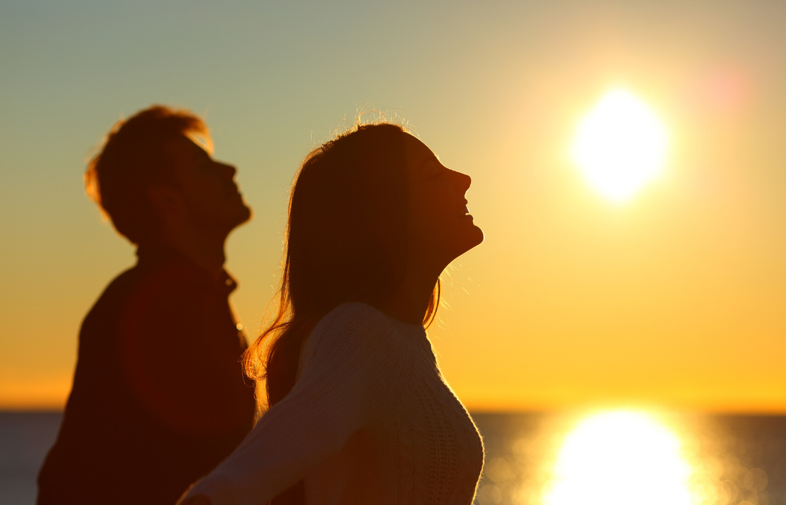 Влюбленные в облаках. Как построить отношения с мужчиной девой. Мужчина нюхает волосы женщины. Объятия сидя. Вдохнула пары.