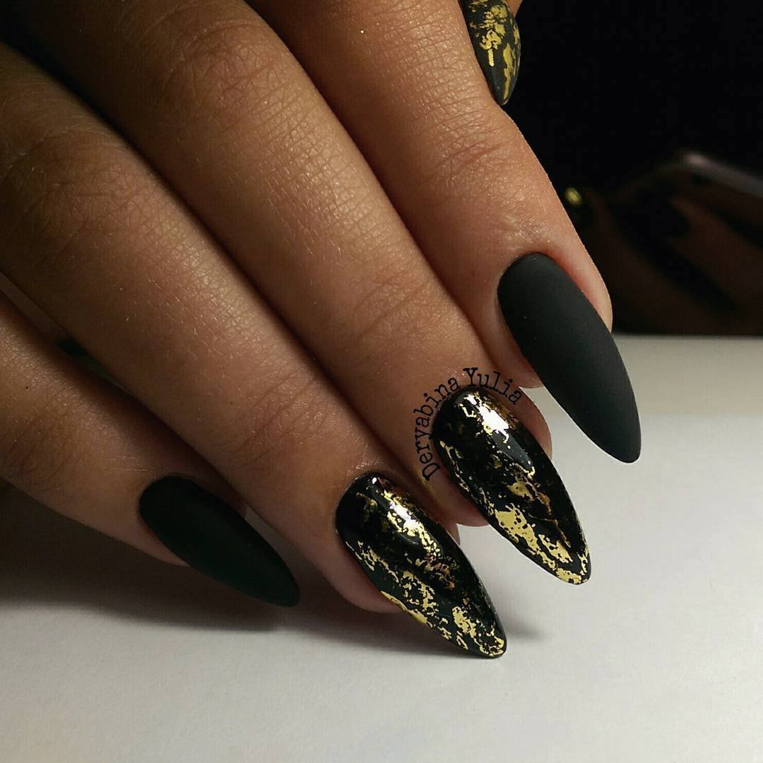 Ногти балерина темные. Ногти чёрные с золотом острые. Черно-золотой маникюр на длинных ногтях. Шикарный маникюр черный с золотом. Черно золотой маникюр миндаль.