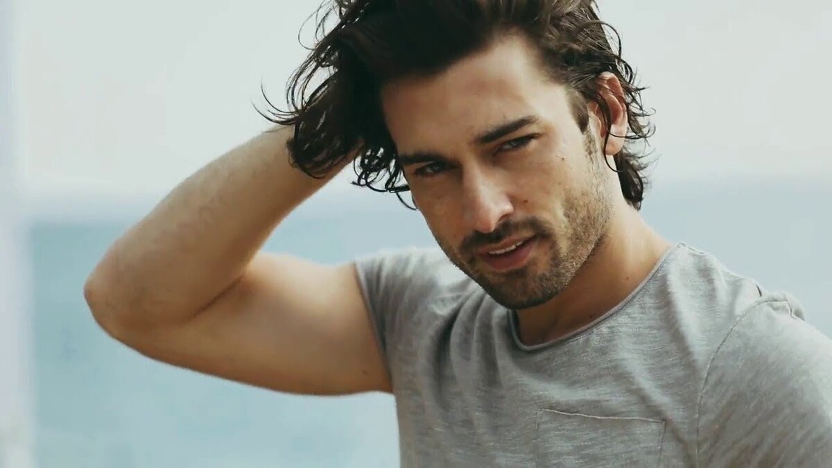 Турецкий актер Альп Навруз