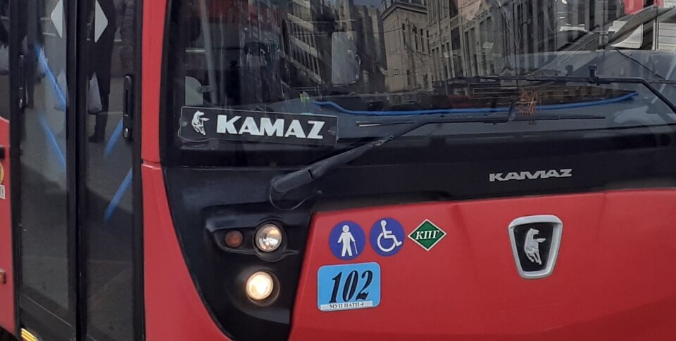 КАМАЗ работает на компримированном метане. На это указывает зеленая наклейка