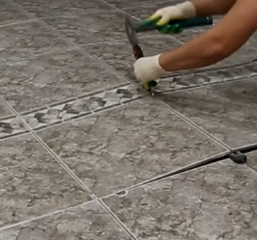 Снимаю отлетевшие плитки.Использую молоток и стамеску.