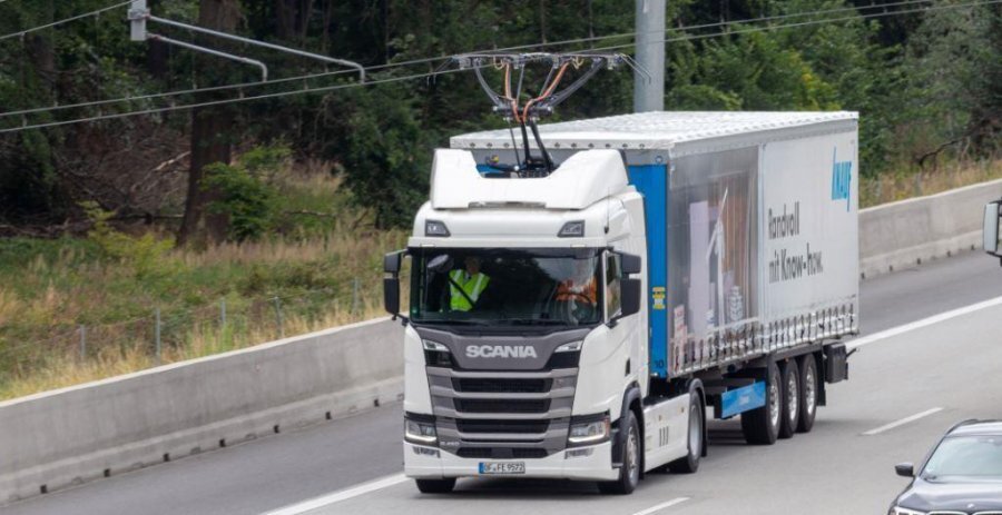 В Германии поехали гибриды Scania R 450 с пантографами