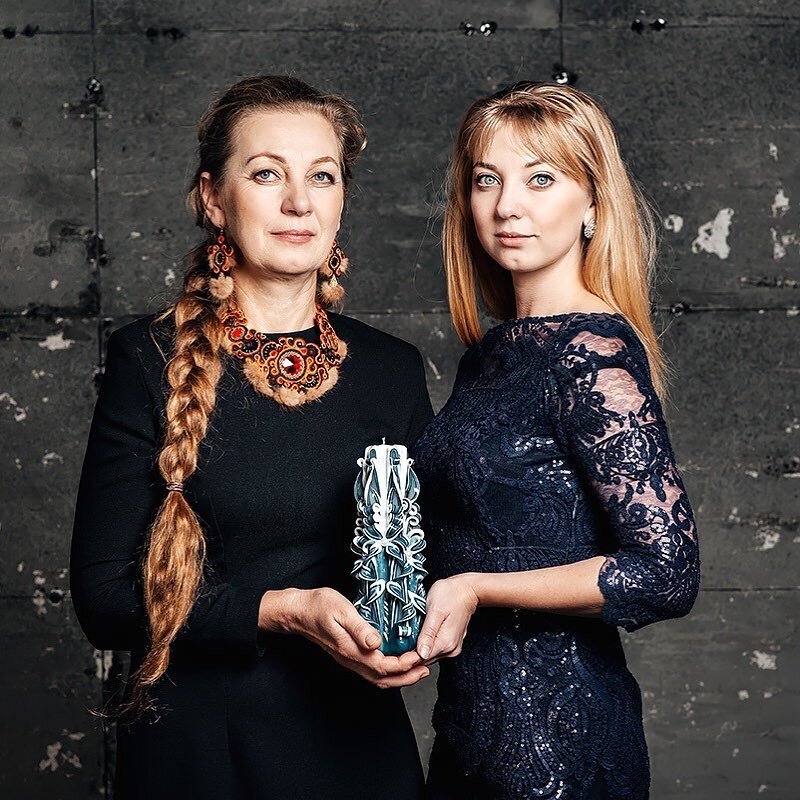 На фото я и моя мама. Именно она делает эти великолепные свечи, которые я успешно продаю