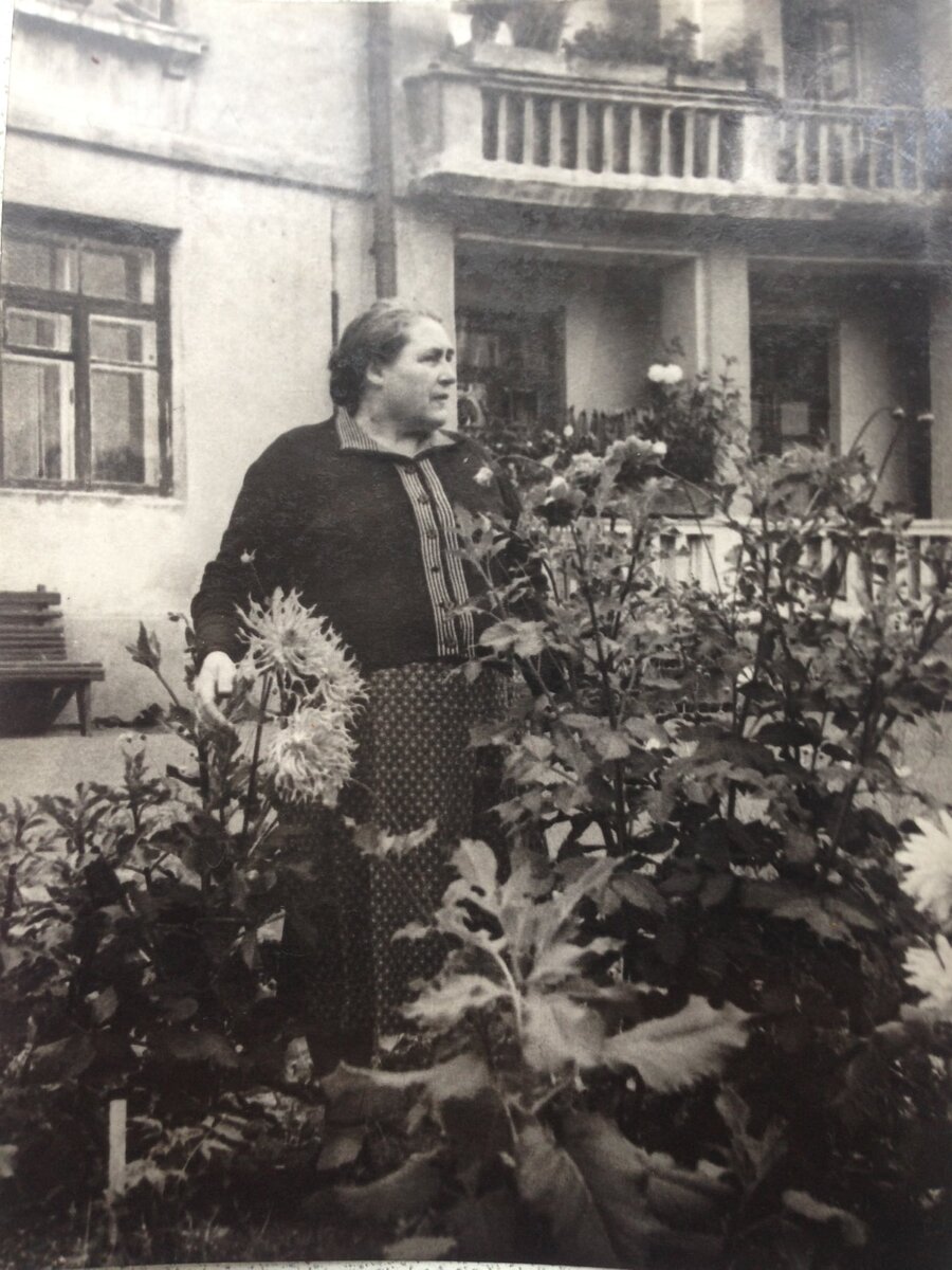 Уфимки 50-х. Евгения Павловна и Анна Федоровна Ломакины – жительницы трехэтажного дома по ул. Дорофеева, снесенного в середине 90-х вместе с окружающим его роскошным плодовым садом. На этом месте сегодня остатки зелёных насаждений (на территории медсанчасти) и несколько высоток.  Фото предоставлено В. Ломакиной.