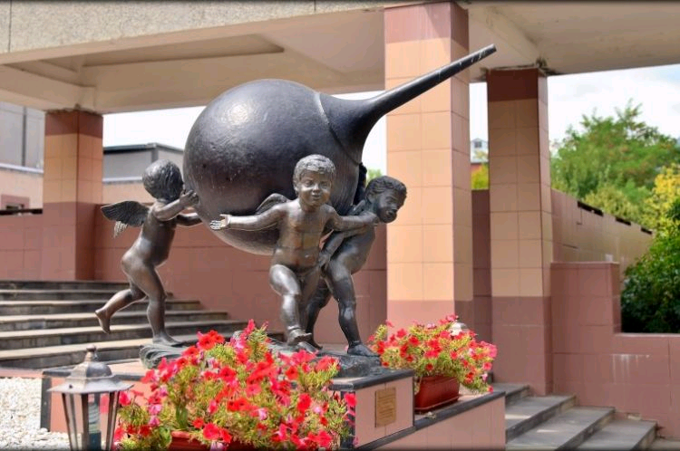 Памятник клизме, Железноводск, Россия. Источник: https://plusclub.net/blog/265-samye-vpechatlyayushchie-i-neobychnye-pamyatniki-mira/13