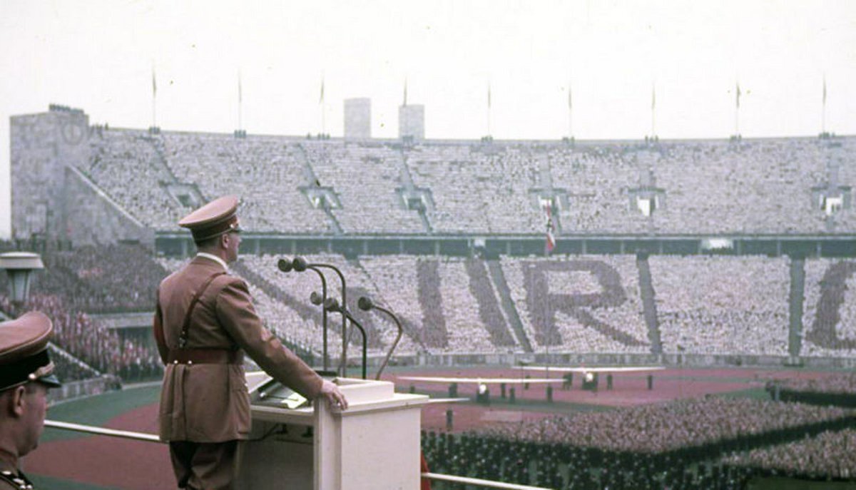 Адольф Гитлер открывает летние Олимпийские игры 1936 года в Берлине