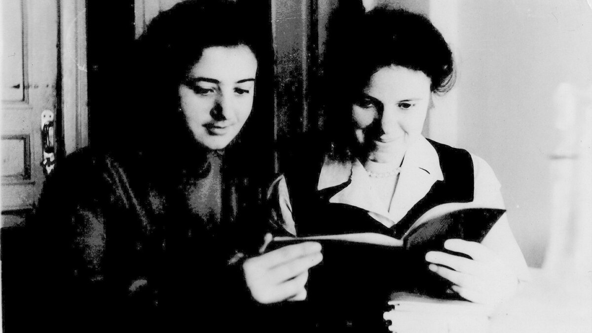 Перевал Дятлова. Зина Колмогорова с подругой читают книгу.