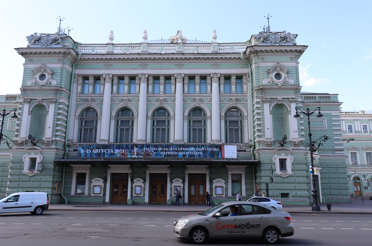 Мои читатели, вы же, наверное, гуляли по Петербургу? И на улице Декабристов тоже были? Там ведь находится вход в Юсуповский дворец.