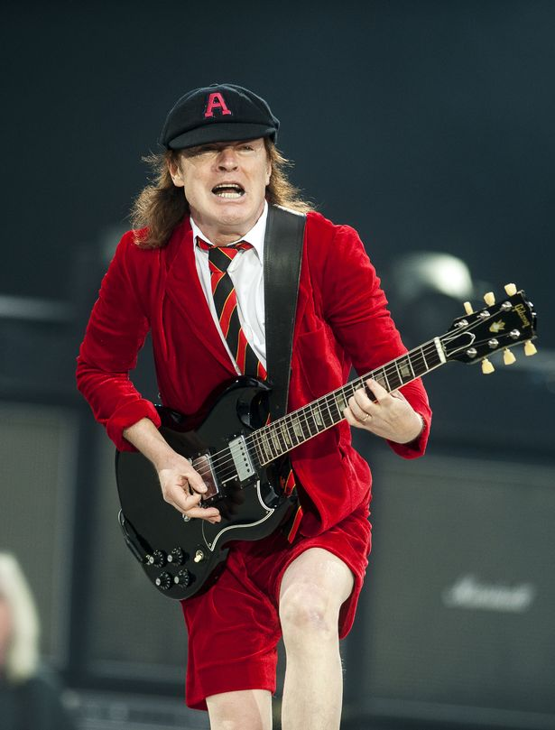 Янг ac dc. AC DC Ангус. Ангус МАККИННОН. Гитарист АС ДС Ангус. AC DC Angus young молодой.