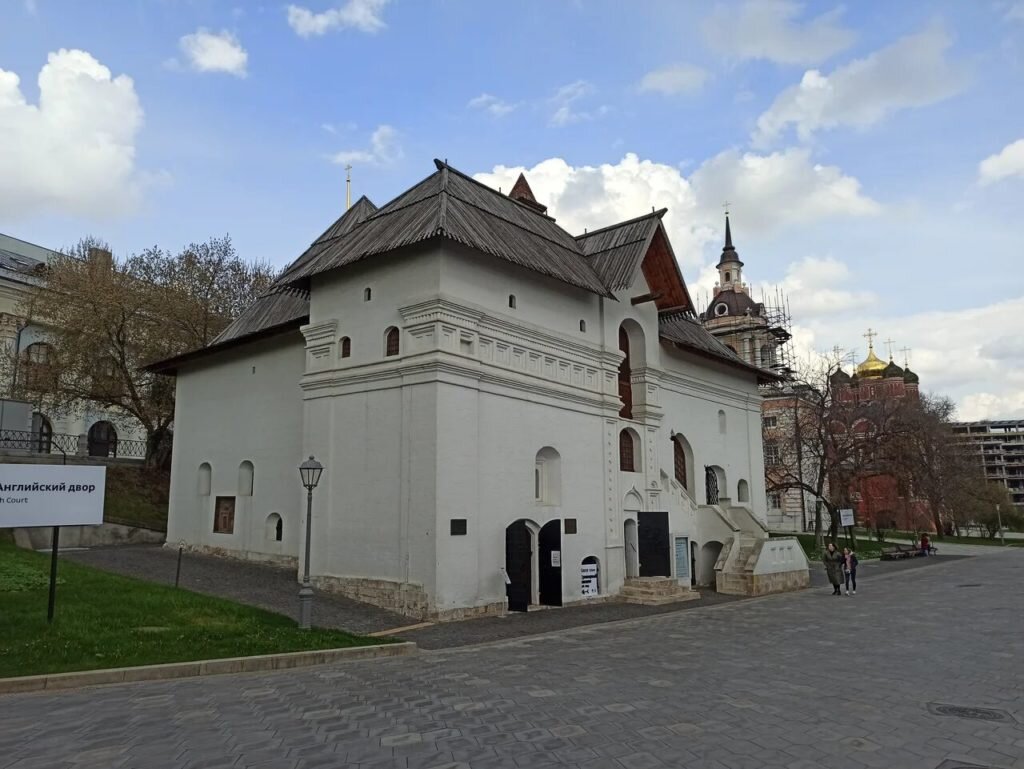 Объём белокаменного подклета XVI века, объём Казенной палаты и объём (справа) Поварни. Фото Алексея Паевского. Апрель 2021 года