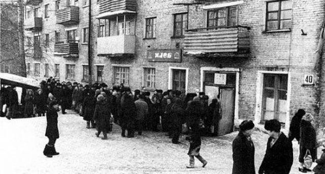Очередь в магазин за хлебом