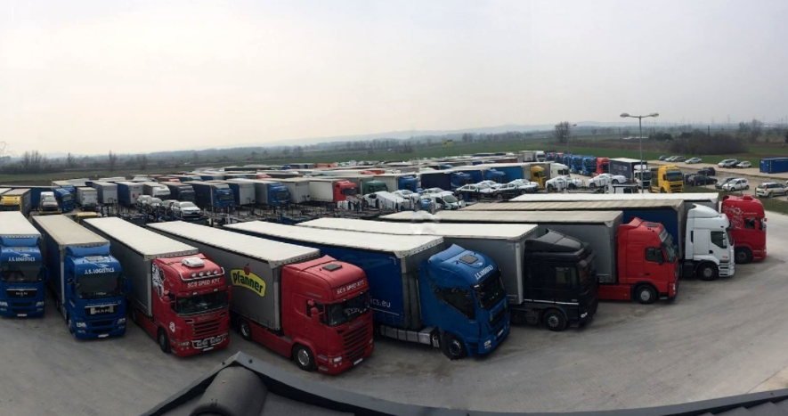 Дальнобойщики на отдыхе, источник фото https://sovcominvest.ru/uploads/photo/12333/image/b8a2c1352062d8c299fc33c73ebf53de.jpeg