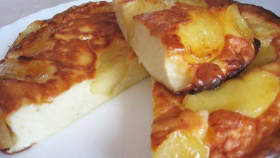 🥧 Творожный пирог с яблоками 

Ингредиенты:
• яблоки – 5 шт. 
• творог – 200 г. 
• йогурт – 100 г.
• яйцо – 1 шт. 

Приготовление:
1. Очистить и нарезать яблоки (нарезать можно любыми вариантами).
2. Смешать творог, йогурт, яйцо в блендере до получения воздушной массы. 
3. Выложить яблоки в форму и залить полученной смесью. 
4. Поместить в нагретую до 180 градусов духовку и выпекать 20-30 минут.