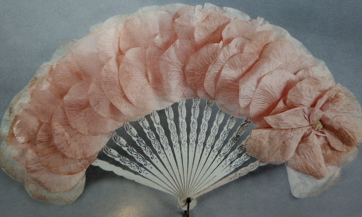 Вот такая, например, красота... Казалось, наверное, что у девушки в руках букет цветов. А сделан он из шелка, а остов из деревянных пластин, окрашенных в белый цвет, с резным и гравированным посеребренным цветочным орнаментом.