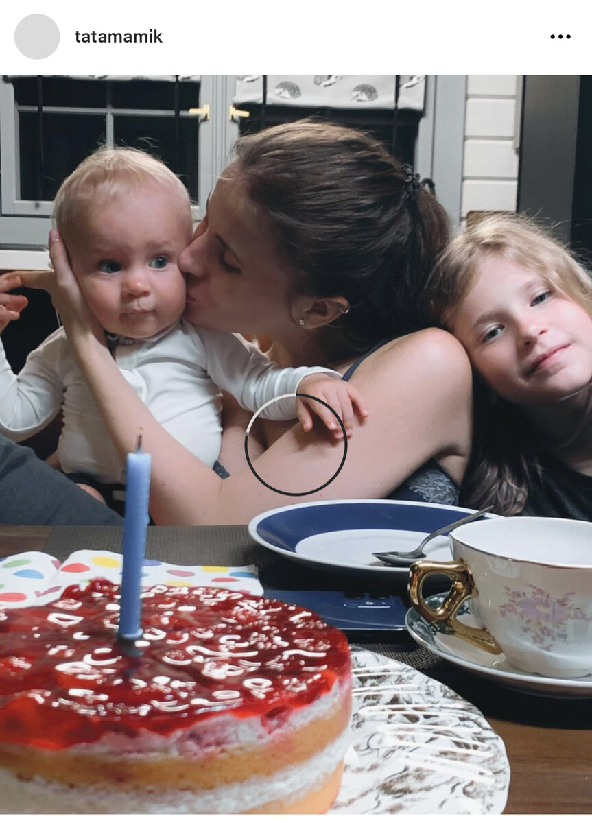 Многодетная мама Тата Мавиашвили с младшим ребенком. 