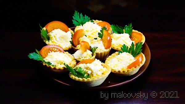 Тарталетки с сыром, чесноком и помидором