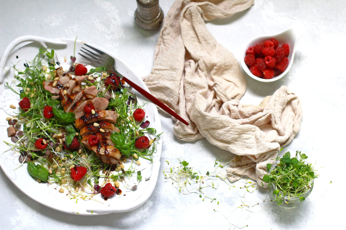 Салат с утиной грудкой и малиной от Елены Некрасовой: https://t.me/urbanistka_vl 
