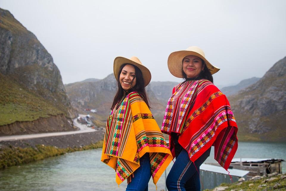 Пончо – это перуанская традиционная верхняя одежда в форме большого прямоугольного куска ткани с отверстием для головы посередине, расшитая в традиционном перуанском стиле.
