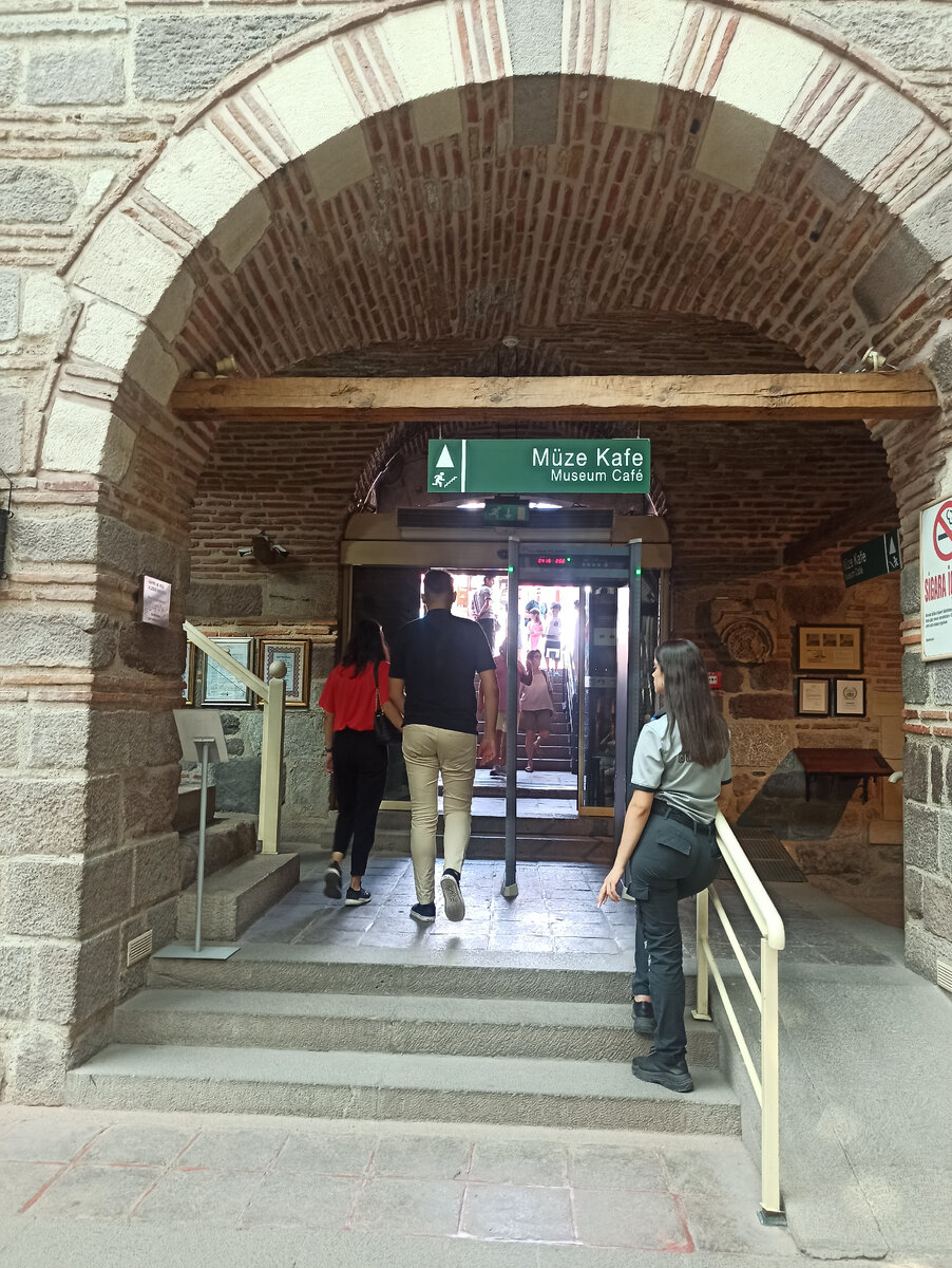 Вход и он же выход музея 