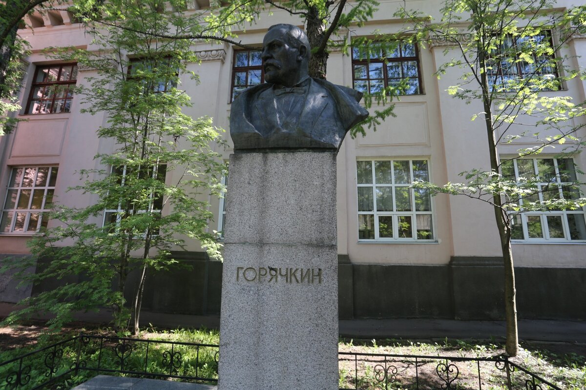 Памятник В.П. Горячкину, фото Дмитрий Соколов