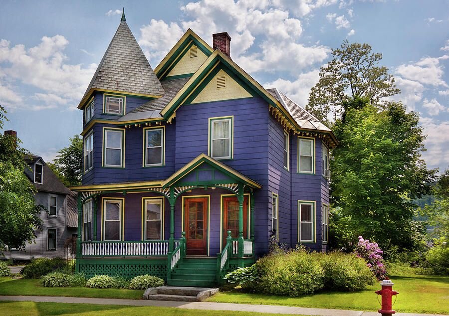 Зеленый голубой дом. Victorian era Houses. Синий дом. Сиреневый деревянный дом. Фиолетовый деревянный дом.