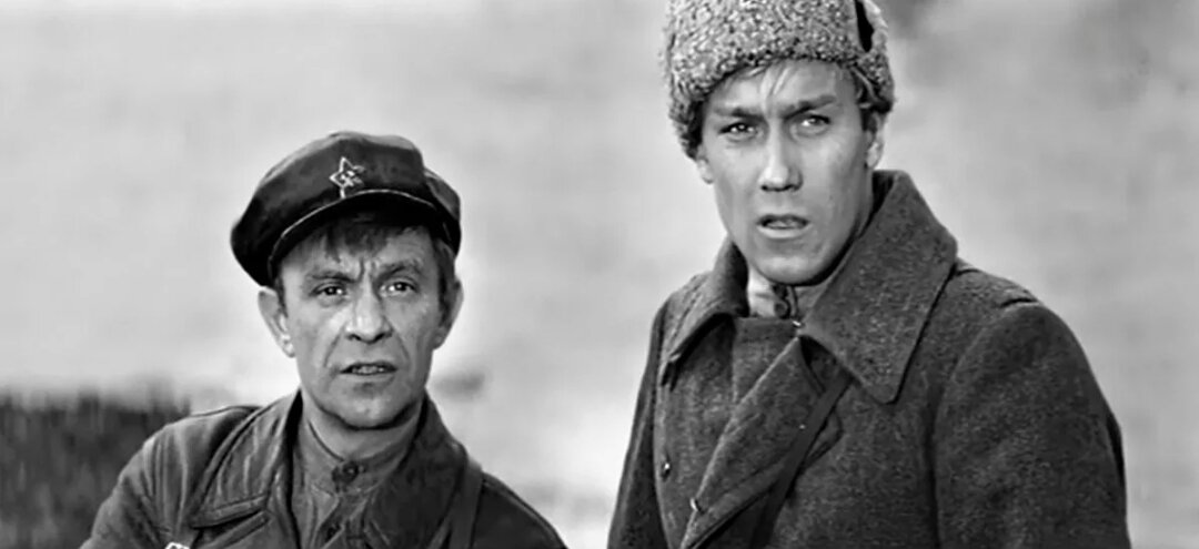 Изображение со страницы https://laifhak.ru/media/kinolentacinema/bratia-iankovskie-v-filme-slujili-dva-tovarisca-5f10021529ff313e4127bca8