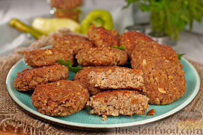 крупа гречневая, баклажаны, перец сладкий, лук репчатый, чеснок, яйца, сухари толченые, соль, базилик, масло растительное