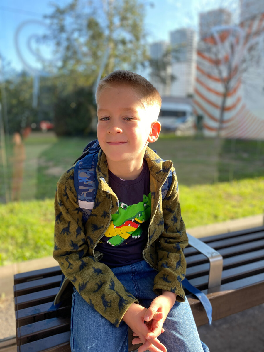 Фото автора. Рада, что второй год Петя идёт в школу с хорошим настроением каждый день 