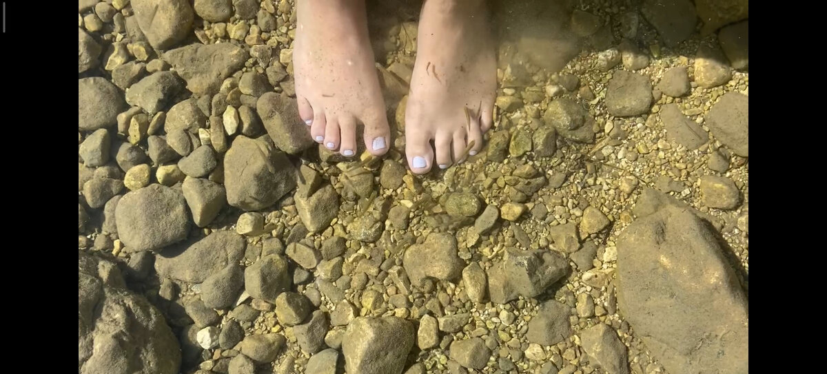 Вода очень прозрачная, видно дно даже когда заходишь почти по шею. А мелкие рыбки вообще не боятся и подплывают к ногам