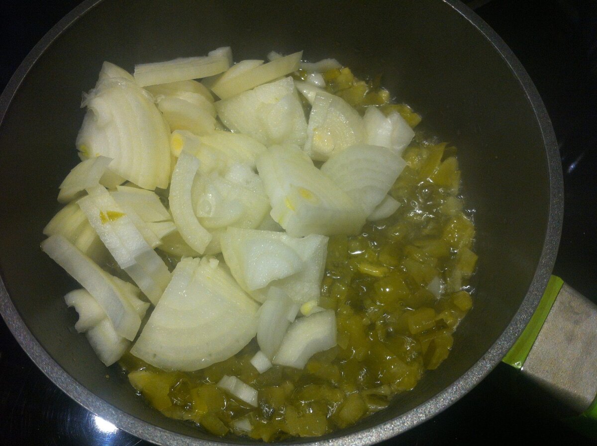 процесс приготовления салата из огурцов и лука.