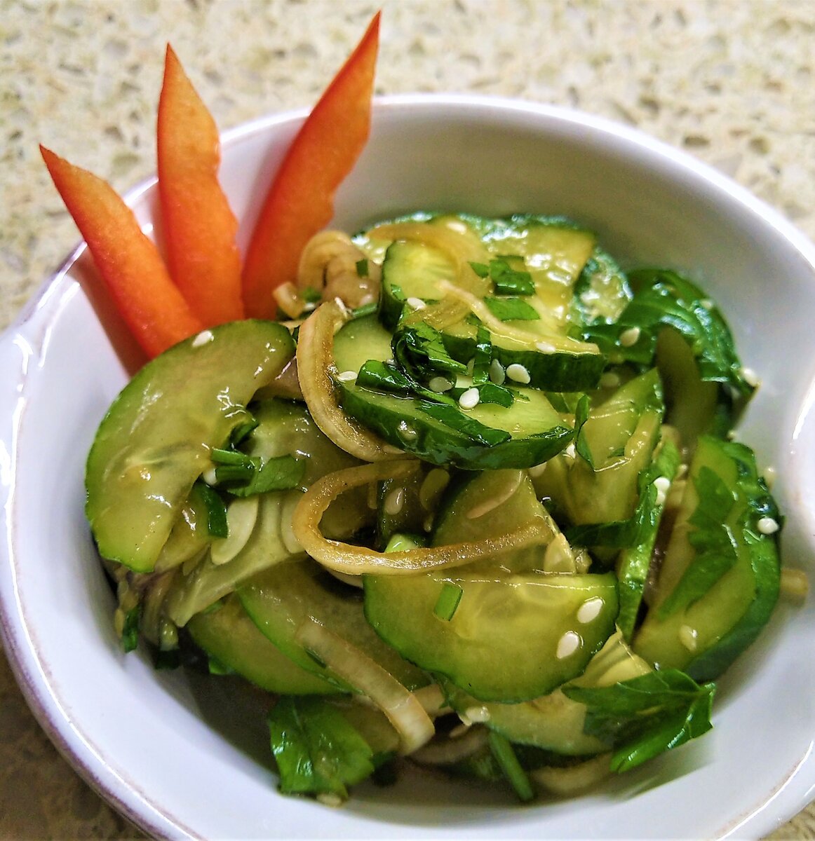 Салат из огурцов с соевым соусом