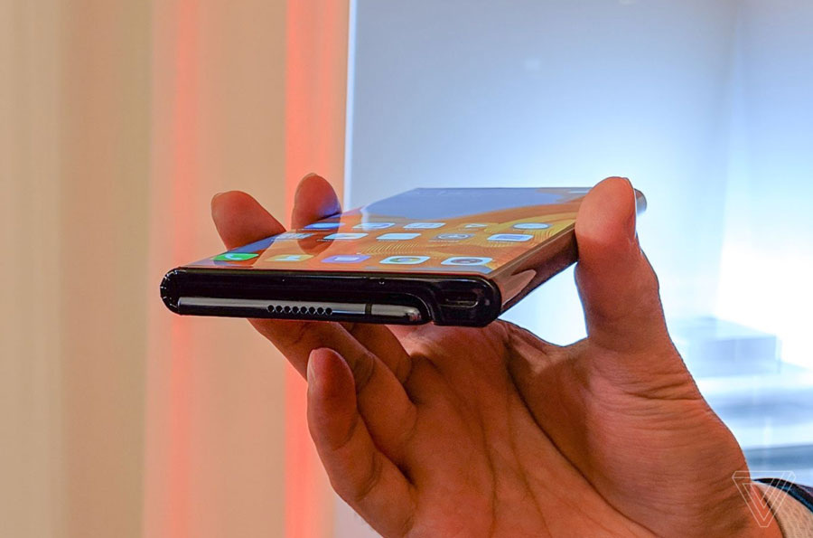 Как известно, всё новое — это хорошо забытое старое. И вот мы можем видеть то, что мода циклична, так как производители смартфонов начали выпускать складные смартфоны.
Первой компанией, представившей такую модель, стала Samsung, на днях показав общественности Galaxy Fold. Ну а следом за корейцами свою новинку показала и компания Huawei.
В рамках проведения Mobile World Congress 2019 китайский производитель представил модель под названием Huawei Mate X, и заявил что смартфон является самым быстрым 5G устройством на сегодняшний день. Нельзя не отметить и тот факт, что Mate X стал еще и самым дорогим смартфоном. Но прежде чем назвать цену, давайте для начала взглянем на особенности новинки.
Начнём с дизайна. Huawei Mate X имеет дизайн, который получил название Falcon Wing Design. В отличие от аналога Samsung Galaxy Fold, данное устройство имеет всего лишь один экран, который способен сгибаться. Huawei так же заявил, что система складывания экрана имеет в себе более 100 компонентов, на каждый из которых существует патент. Что же касается толщины устройства (ведь новинка позиционируется еще и как самый тонкий смартфон), то здесь всё очень даже хорошо. В раскрытом виде Mate X имеет толщину всего лишь 5,4 миллиметра. А этот показатель ниже, чем у iPad Pro 2018. В сложенном же состоянии смартфон имеет толщину 11 миллиметров. Вес новинки достигает 295 грамм, что многовато для смартфона. Тут мы уже не увидим порт для подключения наушников 3,5 мм. Вместо него используется порт USB Type-C. А дактилоскопический сенсор интегрирован в клавишу управления питанием на боковой панели. Дисплей у Huawei Mate X можно назвать исполинским — целых 8 дюймов с разрешением 2480 х 2200 пикселей с разрешением сторон 8:7,1. Наиболее приятно видеть максимально тонкие рамки вокруг дисплея, и отсутствие вставок посреди дисплея, как Galaxy Fold. Ну а в сложенном виде Huawei Mate X превращается в смартфон с двумя экранами, один из которых 6,6 дюйма, а второй 6,38 дюйма.
Аппаратной основой служит чипсет Kirin 980 работающий с 8 гигабайтами оперативной и 512 гигабайтами встроенной памяти. Смартфон поддерживает работу с двумя SIM — картами, однако 5G доступно только для SIM 1. За работу в сетях 5G отвечает модем Balong 5000 с 7-нм архитектурой. Основная камера у Huawei Mate X имеет три модуля. Хотя теперь трудно назвать основную камеру — задней, так как у смартфона дисплей находится вообще со всех сторон, и основная камера может быть использована и для селфи — снимков.

Вернемся к характеристикам:
