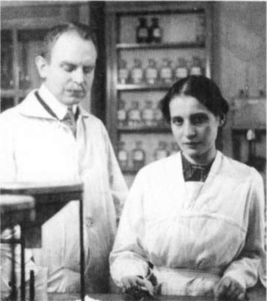 Ган и Мейтнер в лаборатории