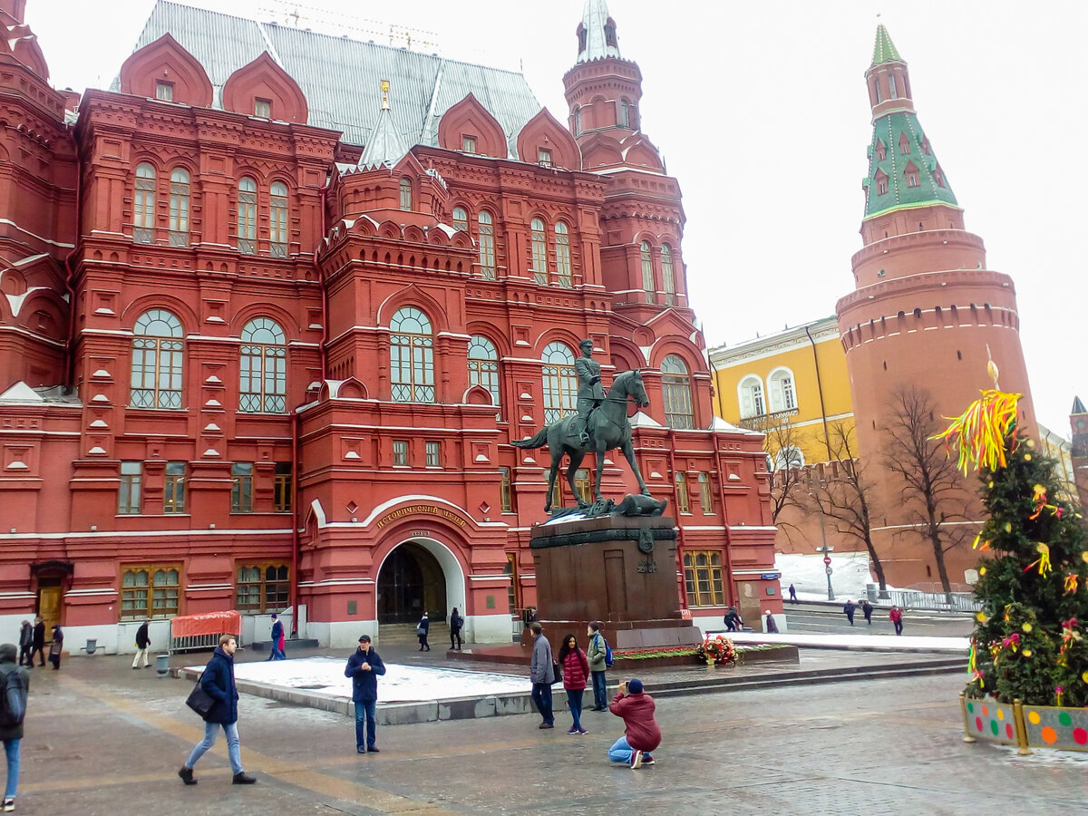 вид на красную площадь и исторический музей