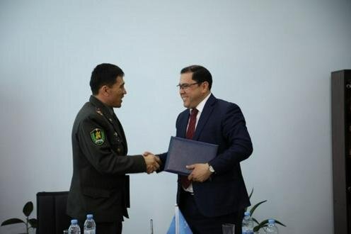  Церемония подписания меморандума между университетом журналистики и Монобороны. Фото с сайта Kun.uz