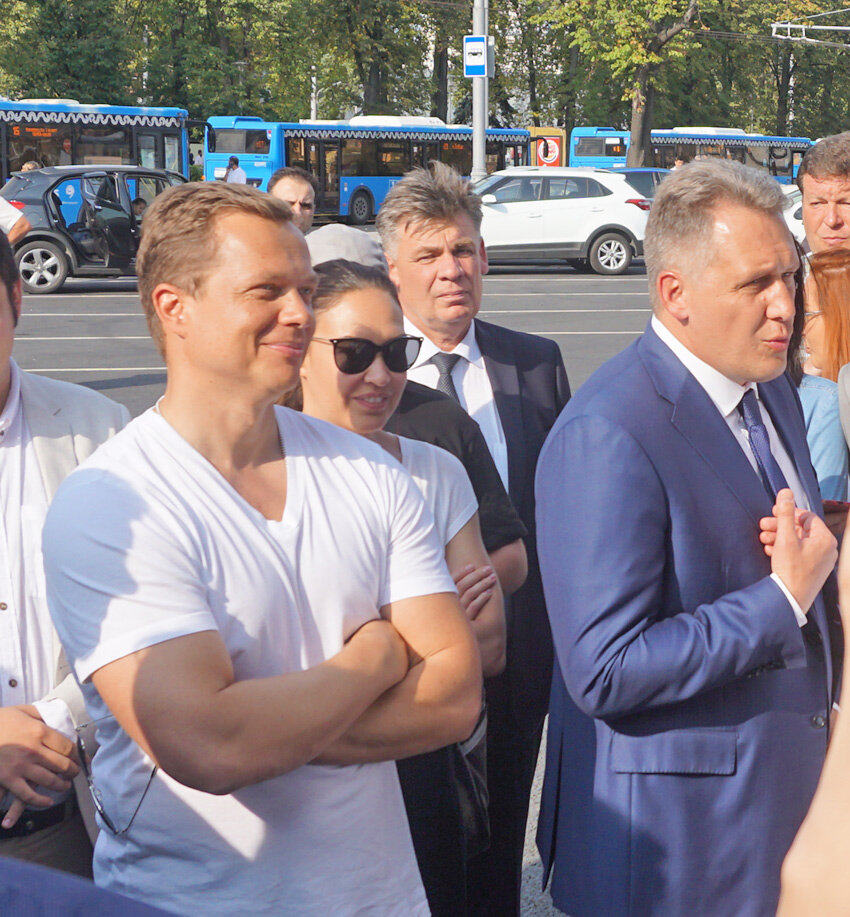 Максим Ликсутов – сторонник всего прогрессивного в городской жизни (на этом фото он на запуске регулярного движения электробусов в Москве 1 сентября 2018, а на заставке  на открытии МЦК 11 сентября 2016 года), но вот точно ли ужесточение скоростного режима даст желаемый им результат по снижению аварийности и смертности при ДТП, или станет просто еще одним средством пополнения местных бюджетов за счет карманов водителей? 