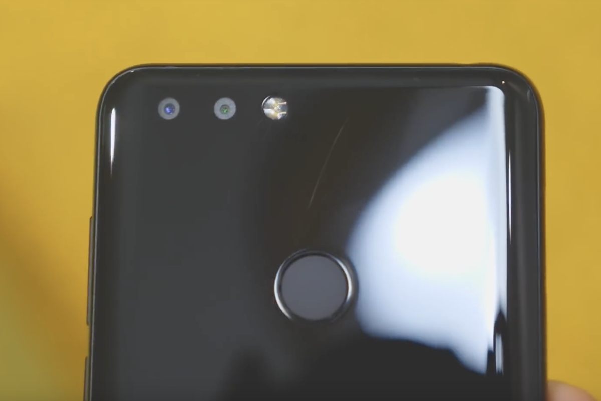 Сканер отпечатка пальца и две камеры со вспышкой на задней панели