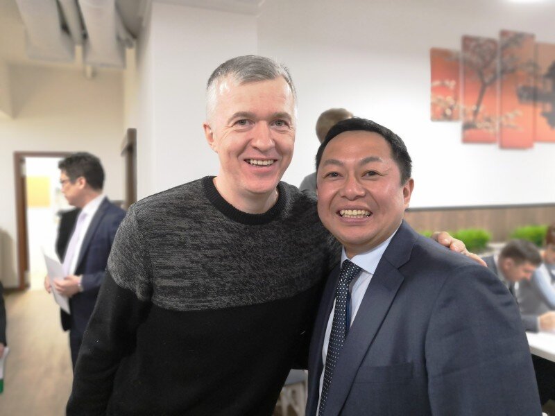 Справа генеральный директор Пегас Эйч-Си Икэда Хидэки (Мацуя входит в состав Пегас Эйч-Си)