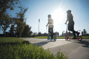 Вещь, которая, по нашему мнению, уже стала классикой города. И, ведь, совершенно заслужено! Самокат в роли городского транспорта экономит время и силы.Самокат всегда с собой! И не стоит пугаться того, что громоздкий самокат придется где-то прислонять, что он будет падать, пачкать одежду и мешаться!