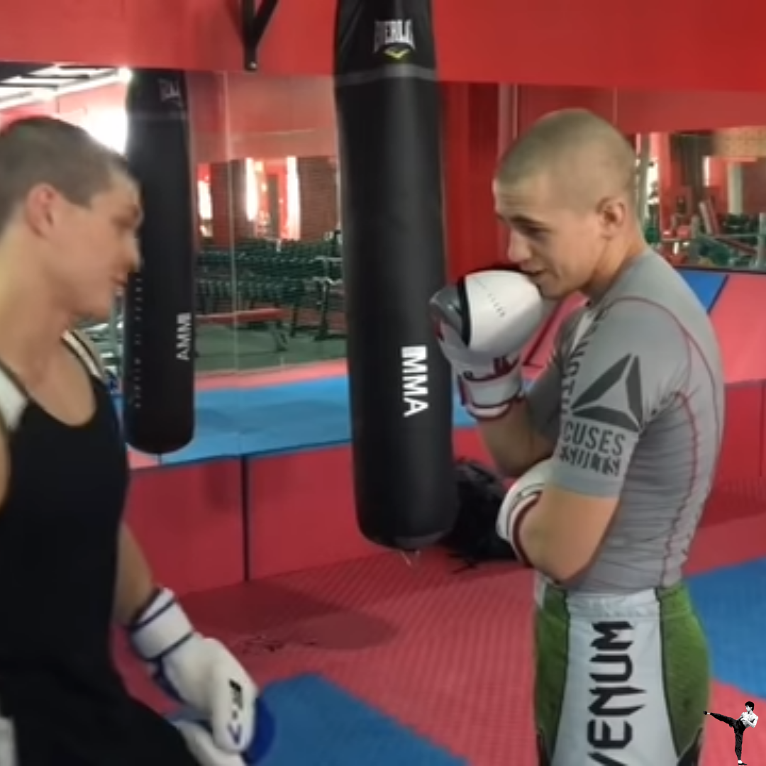 Правая рука у подбородка, вторая рука защищает корпус.