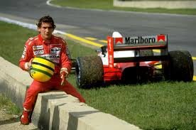 Айртон Сенна да Силва (21 марта 1960 года - 1 мая 1994 года), более известный как Айртон Сенна, был бразильским гонщиком Формулы-1, который трижды выигрывал чемпионат мира, в 1988, 1990 и в 1991 годах.-2