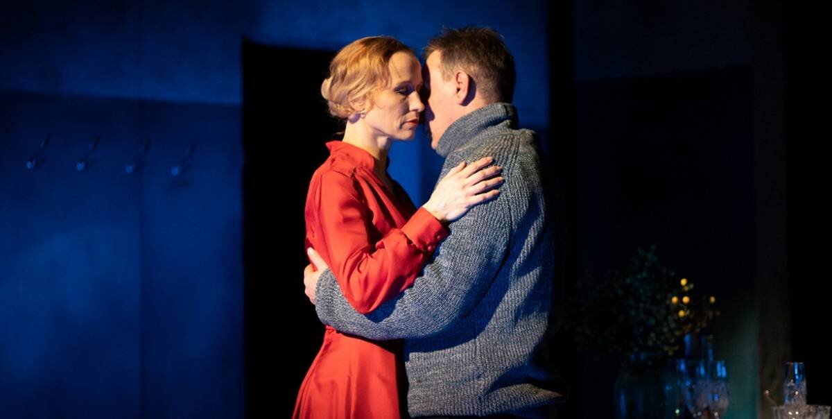 Сцена из спектакля «Пять вечеров». Фото: http://www.cheldrama.ru/