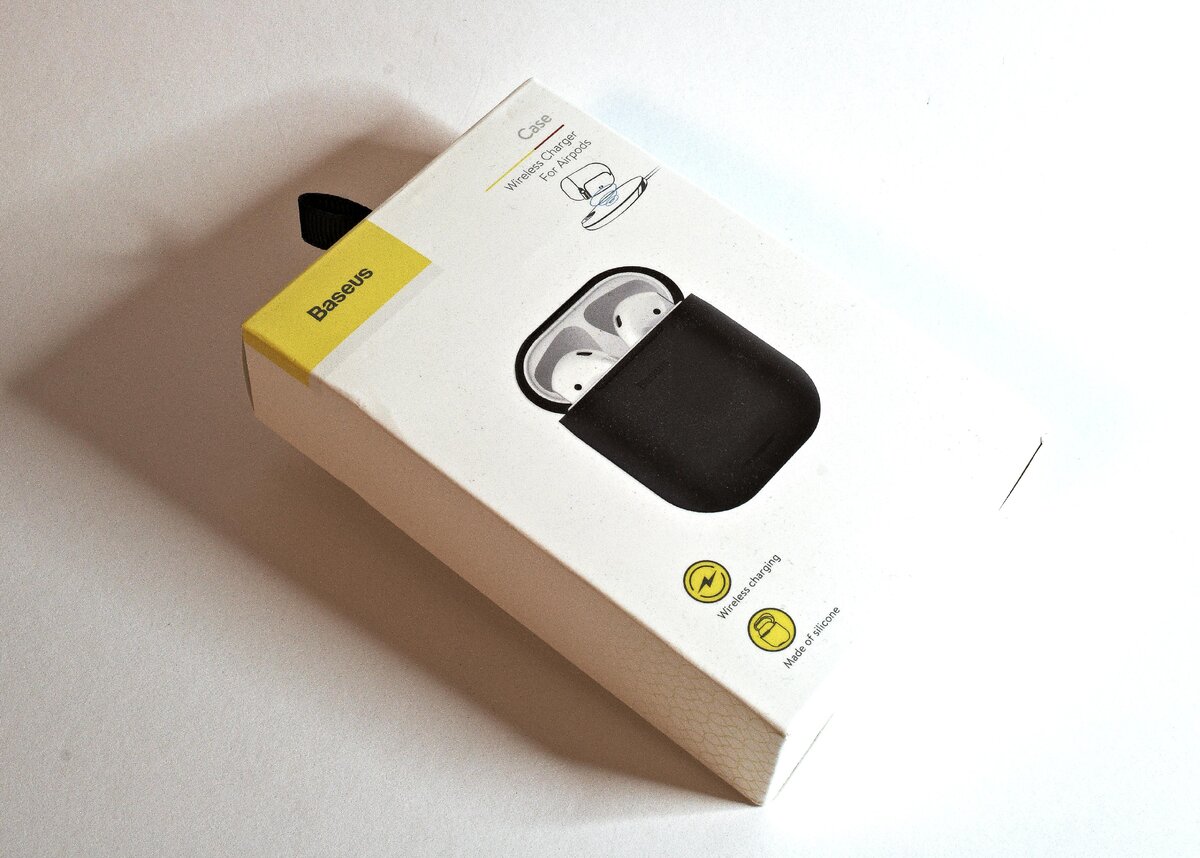 На изображении наушников чехле крышка откидывается на 90'.  В реальности до 30' едва доходит 