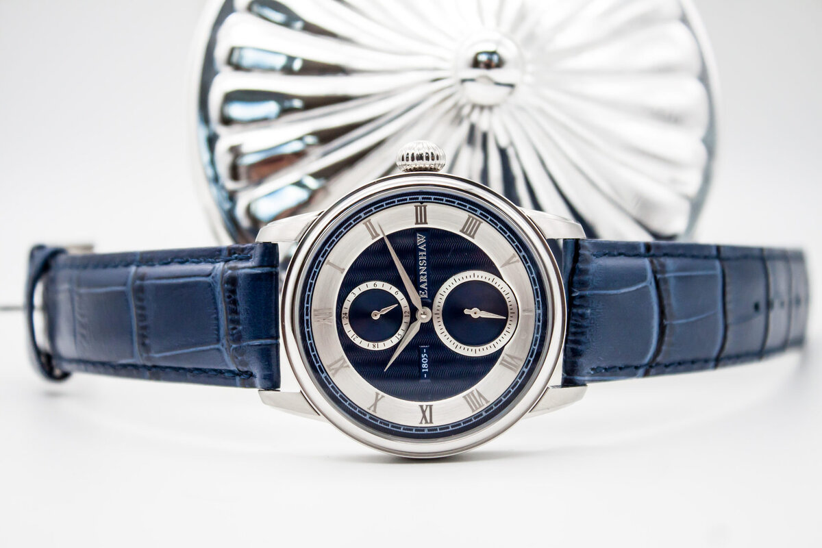 Корпус часов выполнен из нержавеющей стали, тонкий безель визуально увеличивает пространство циферблата под стеклом. Размеры часов - 42 мм в диаметре и 11,5 мм в толщину.