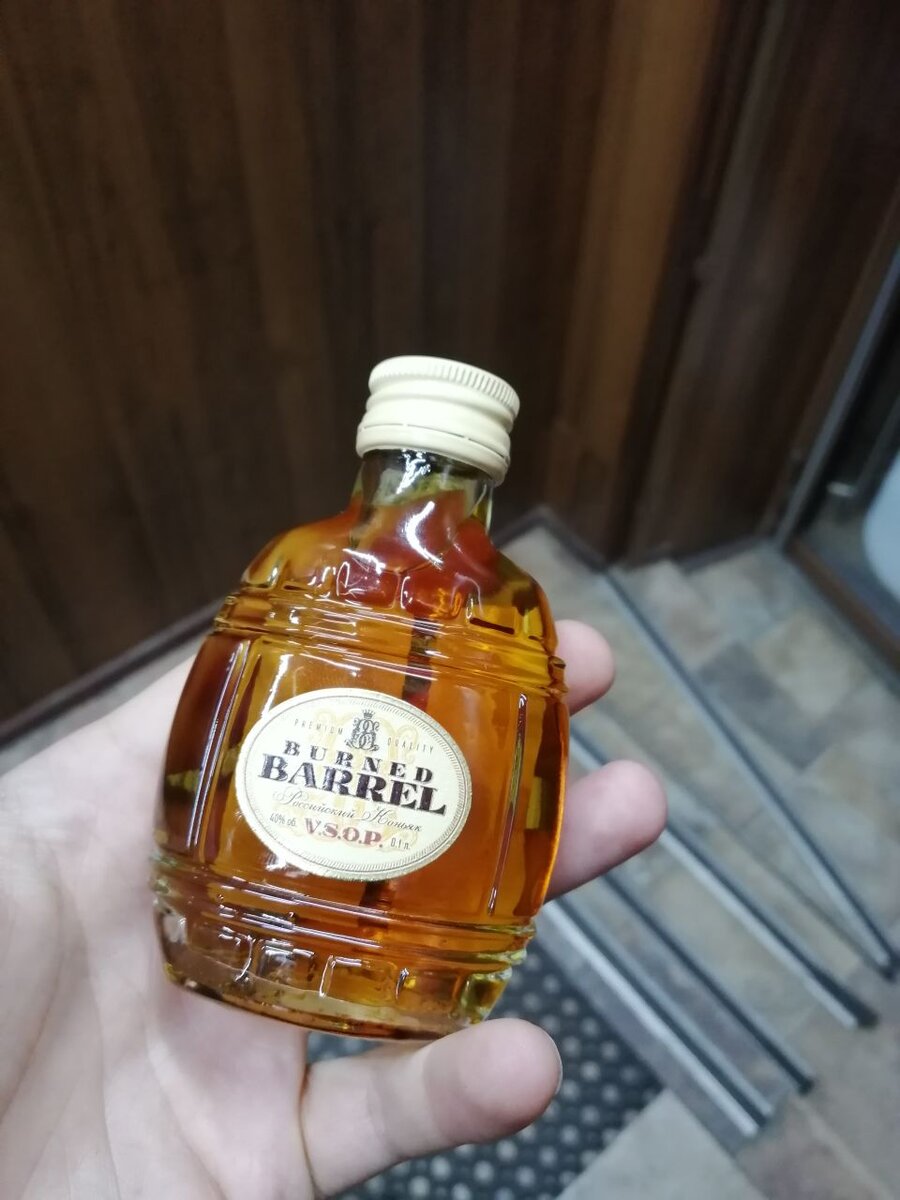 Это  худшая дрянь, из тех, что я пробовал, никому не советую этот адский коньяк из "Красного и белого"
