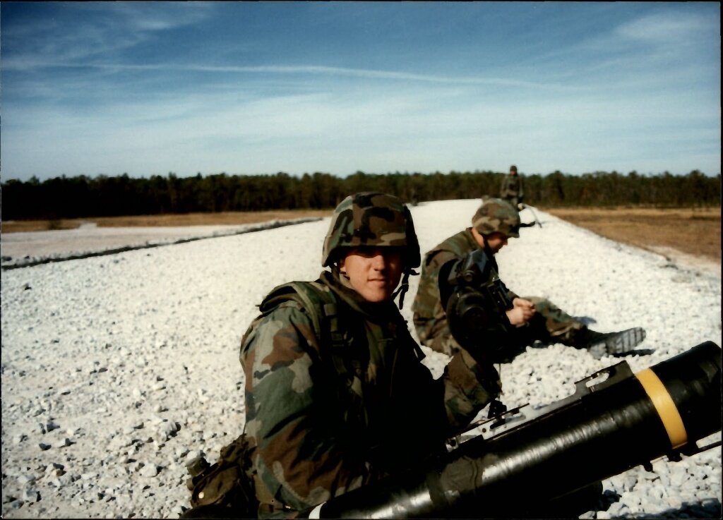 В молодости Дуган служил в морской пехоте.