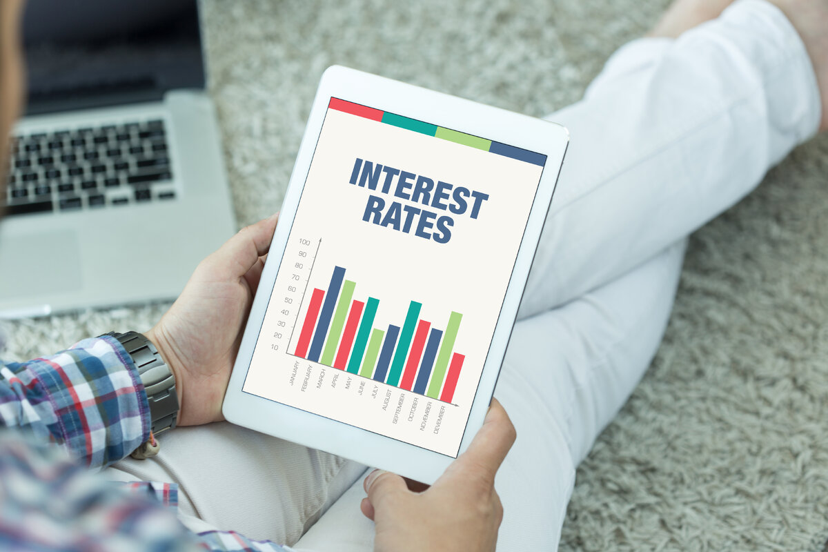 Если перед вами на столе договор купли - продажи квартиры с использованиям кредитных средств смотрите в оба. Почему?
Чего бояться? 
Не бояться, а проверять. 